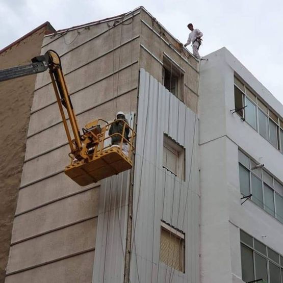 aislamiento térmico exterior por Trabajos Verticales Benagón